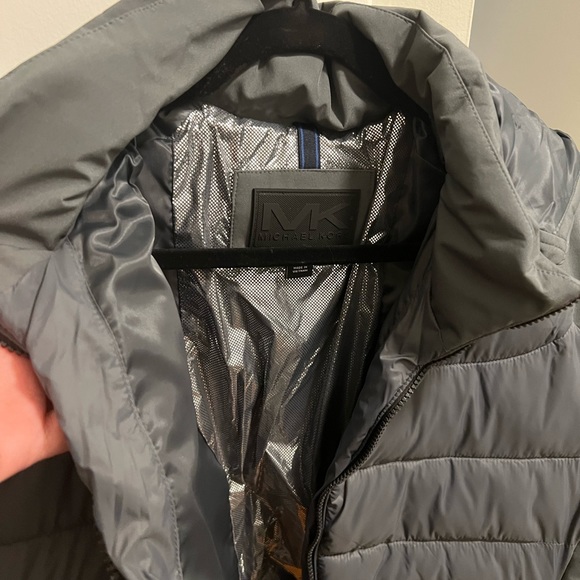Mens Michael Kors Carbon/Gray insulated puffer jacket. - Picture 3 of 6